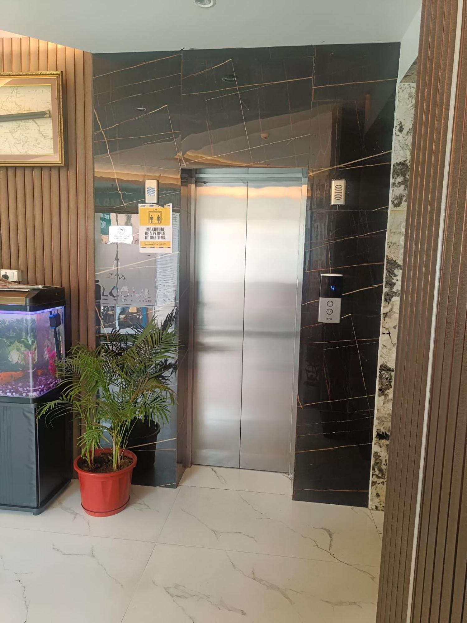 Hotel Treebo The Armani Near Igi Airport Neu-Delhi Exterior foto